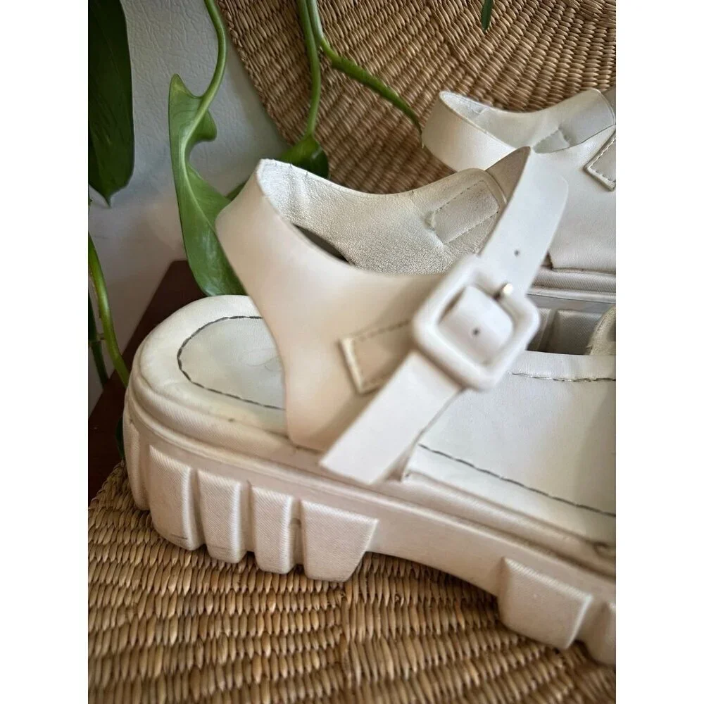 Beilide woman’s size 8 white sandals